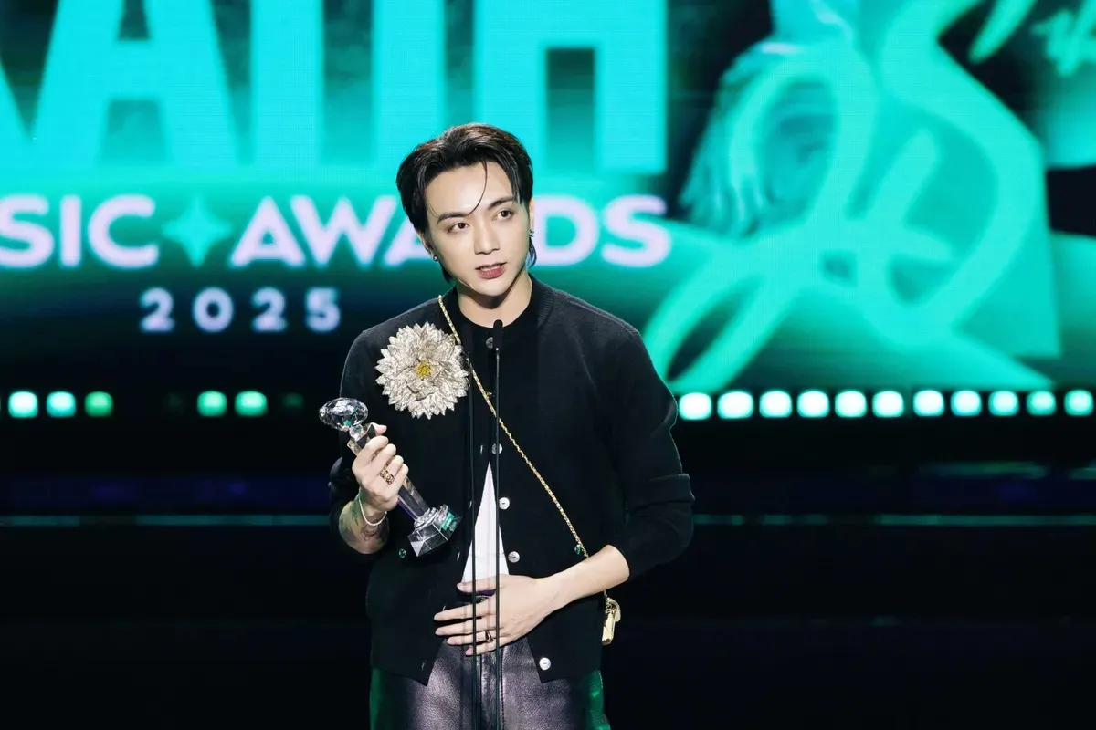 Soobin chiến thắng hạng mục Nam ca sĩ của Năm ở Làn Sóng Xanh 2025. 