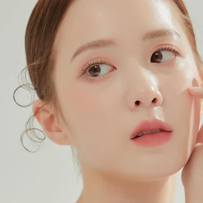Để khắc phục hiệu quả lỗ chân lông to trên da mặt, điều bạn cần làm là lựa chọn một sản phẩm phù hợp có thành phần điều trị hiệu quả và bổ sung các dưỡng chất cần thiết.