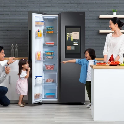 gia đình bên tủ lạnh