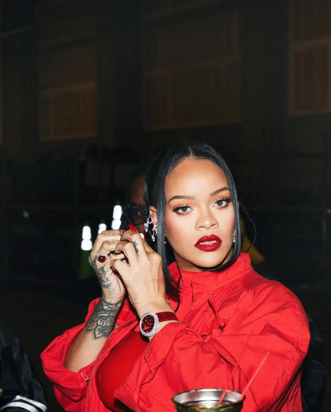 Rihanna tạo khối, son môi đỏ