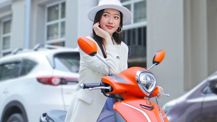 phụ nữ áo trắng yamaha