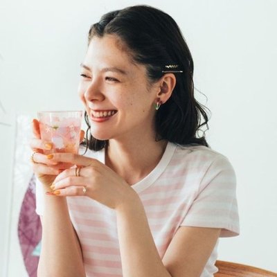 cô gái uống nước