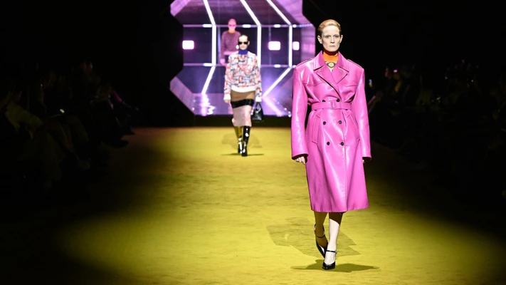 sàn diễn prada thu đông 2022