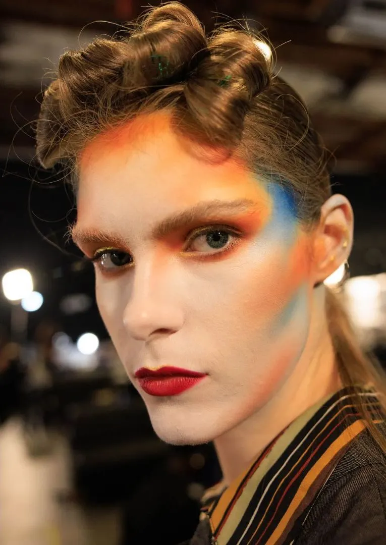 Phong cách trang điểm Avant-Garde với gam màu tương phản và bố cục hình khối mạnh mẽ tại Vogue World 2025.