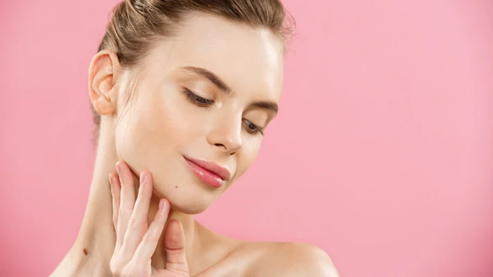 cô gái mát-xa cổ - collagen