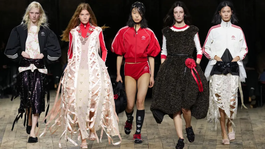 Góc nhìn đầy nữ tính về đồ thể thao, nơi sự thô ráp của sân cỏ nhường chỗ cho những tâm hồn nàng thơ.