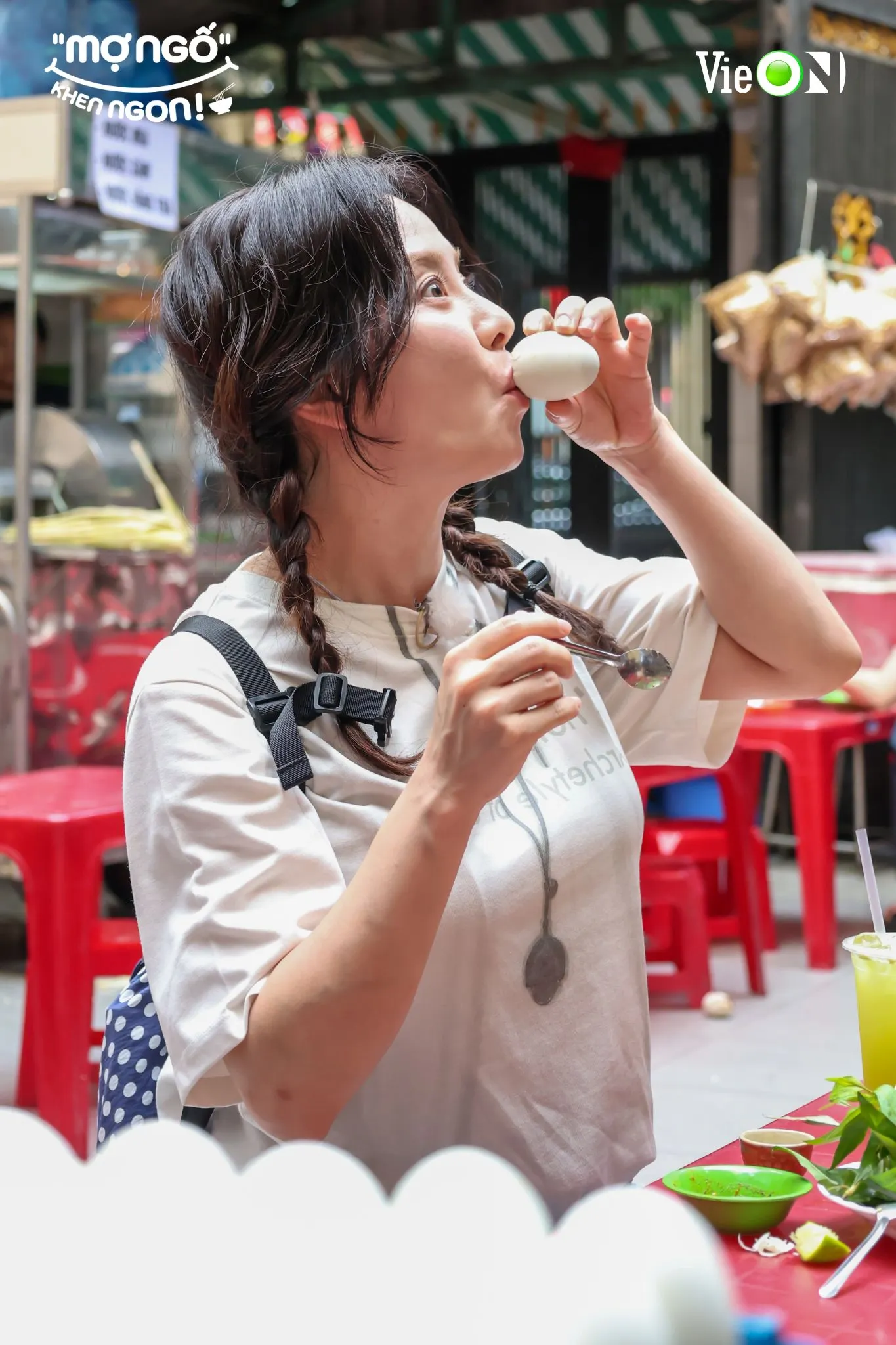 Song Ji Hyo thưởng thức món hột vịt lộn trong chương tình Mợ ngố khen ngon.