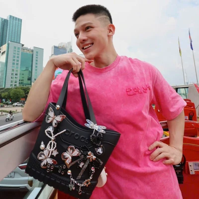 Lấn sân sang túi, Crocs đã khuấy đảo thời trang như thế nào?