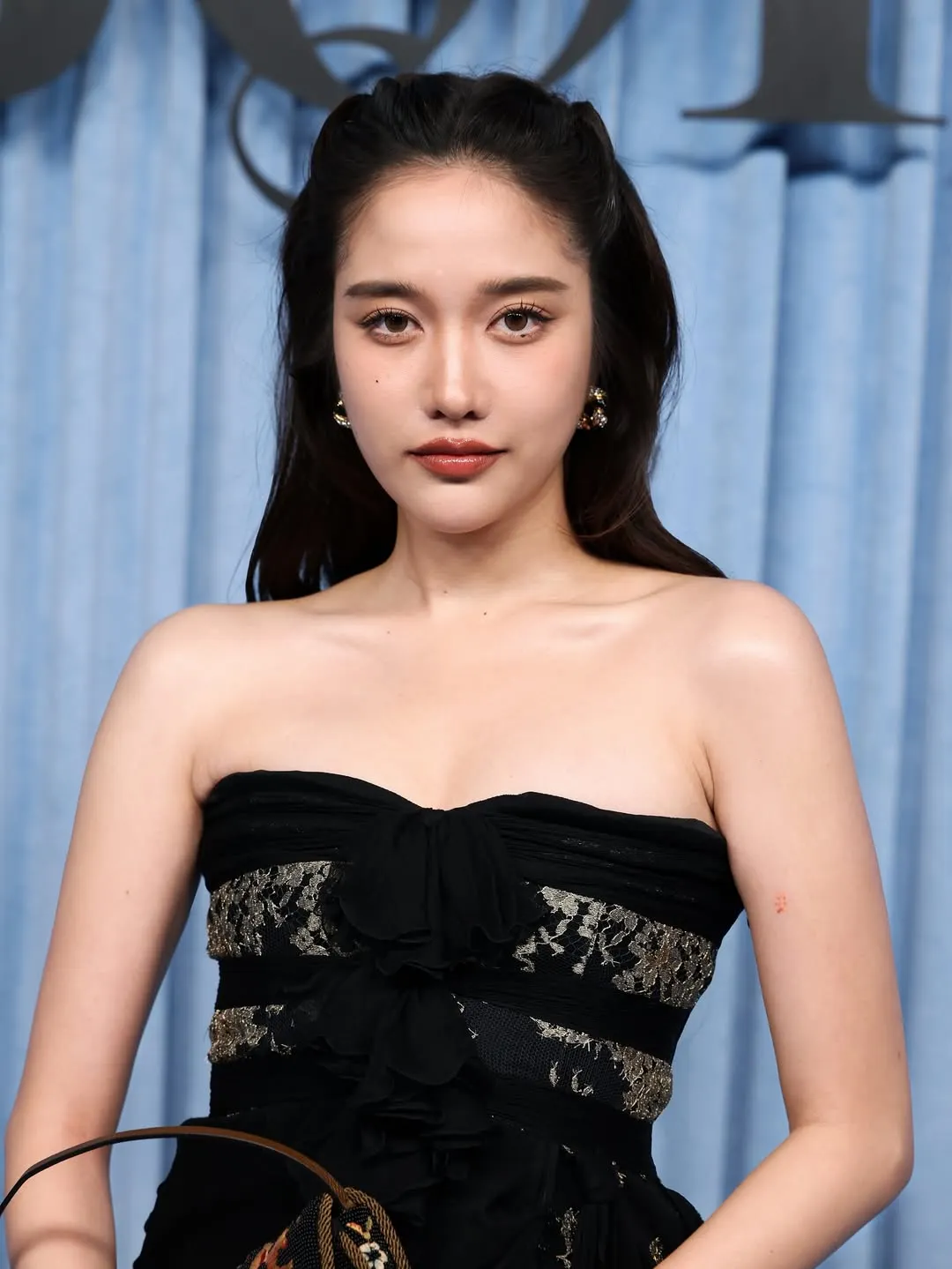 Freen Sarocha xuất hiện <mark class=