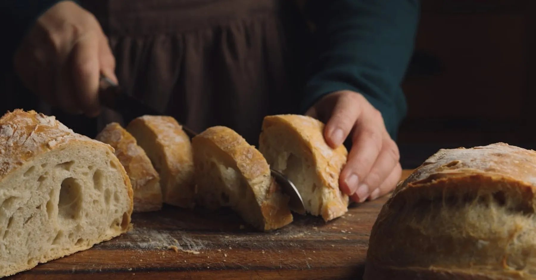 Lát cắt bánh mì nguyên cám được nướng giòn