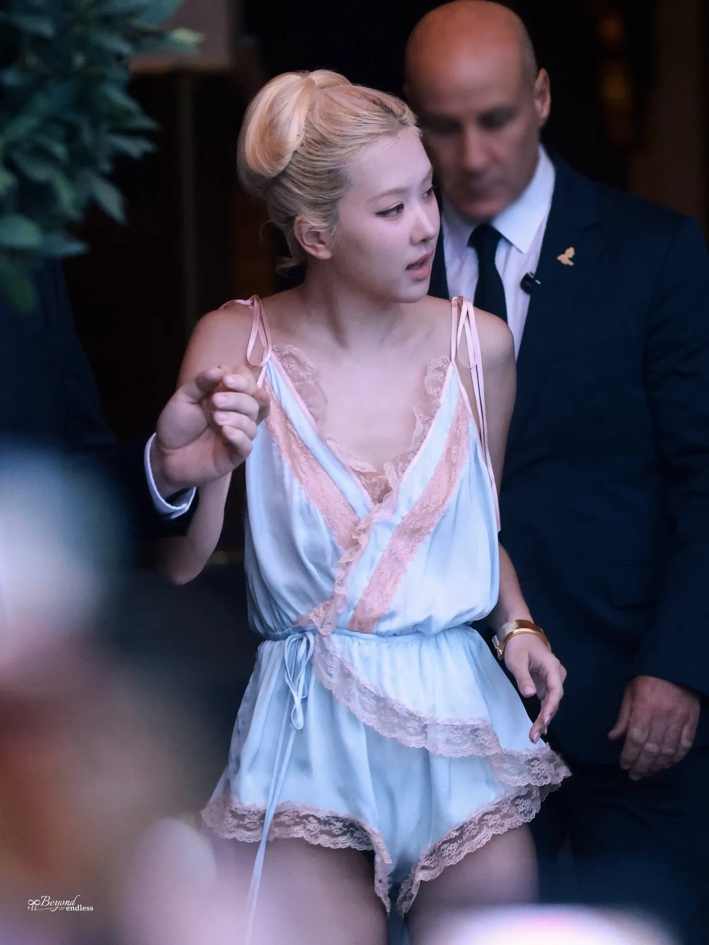rose diện BST Saint Laurent Xuân-Hè 2026