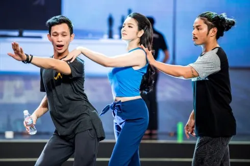 Lý Nhã Kỳ trổ tài vũ đạo trong "Bí mật đêm Chủ Nhật"-5