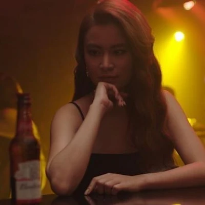 thùy linh lộng lẫy dưới ánh đèn vàng