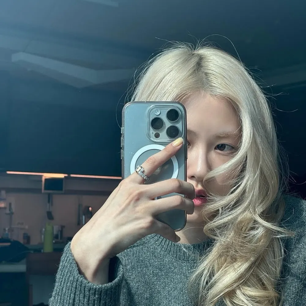Rosé (BLACKPINK) selfie trước gương với đôi tay sơn móng màu vàng