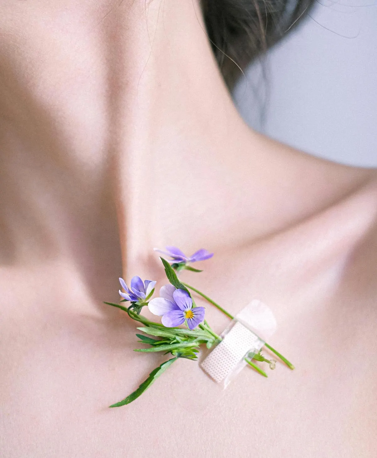 Thoa kem dưỡng chứa Peptide và Retinol theo hướng từ dưới lên để cải thiện nếp nhăn cổ.