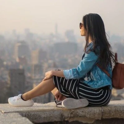 cô gái ngồi ngắm thành phố