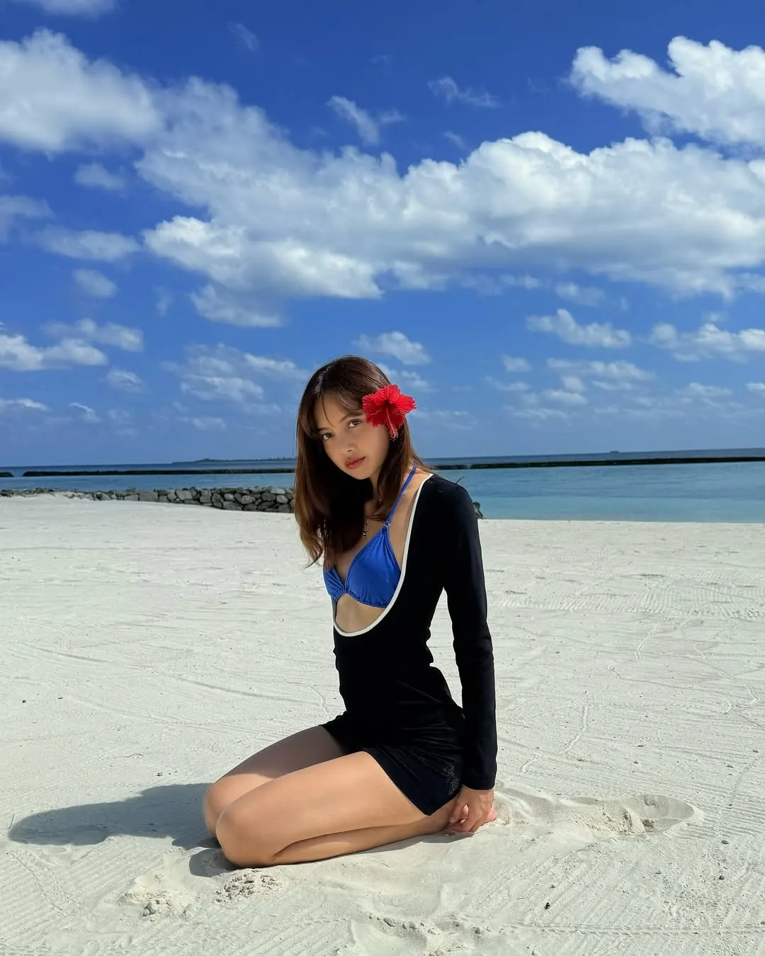 lisa diện đồ bơi phối layering 