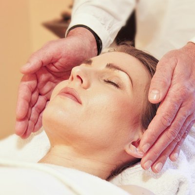 cách massage mặt giảm bọng mắt 1