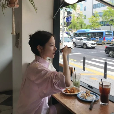 cô gái Hàn quốc đang ngồi ăn