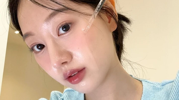 cô gái thoa serum collagen