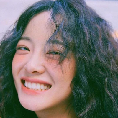 Xu hướng vẽ bọng mắt cười giúp nàng thêm cuốn hút.