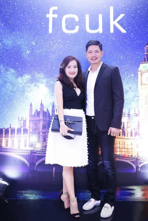 Vợ chồng Bình Minh – Anh Thơ đẹp đôi với đồ tiệc ton-sur-ton trắng đen quyến rũ, thanh lịch của fcuk