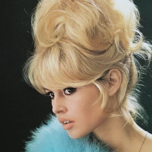 Cận cảnh mái tóc đánh phồng biểu tượng của Brigitte Bardot kết hợp đường eyeliner đậm sắc sảo.