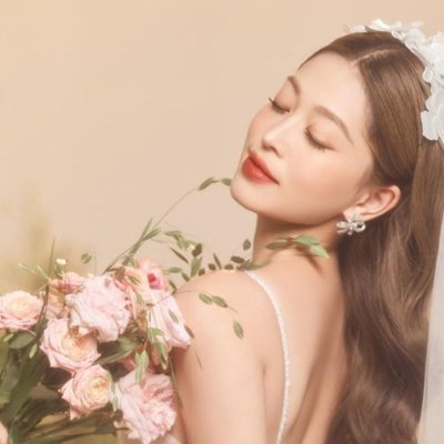 Cô dâu Phương Nga cầm bó hoa cưới - phong cách Rustic