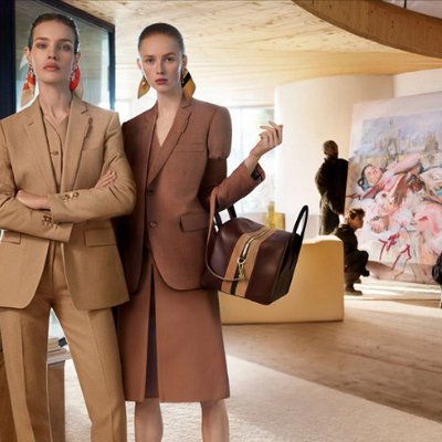 trang phục monochrome màu be burberry xuân hè 2019