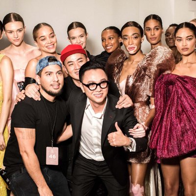 Dàn mẫu Victoria's Secret rạng rỡ trong hậu trường BST của NTK Công Trí tại Tuần lễ thời trang New York