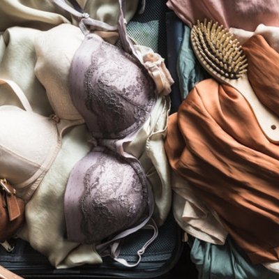 Mẹo sắp xếp các kiểu áo ngực đúng cách vào vali du lịch