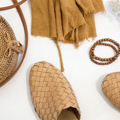 hình chụp flatlay túi đan tròn vòng tay hạt gỗ giày đan mùa hè