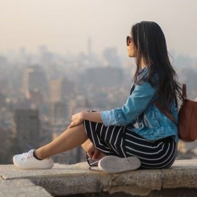 cô gái ngồi ngắm thành phố