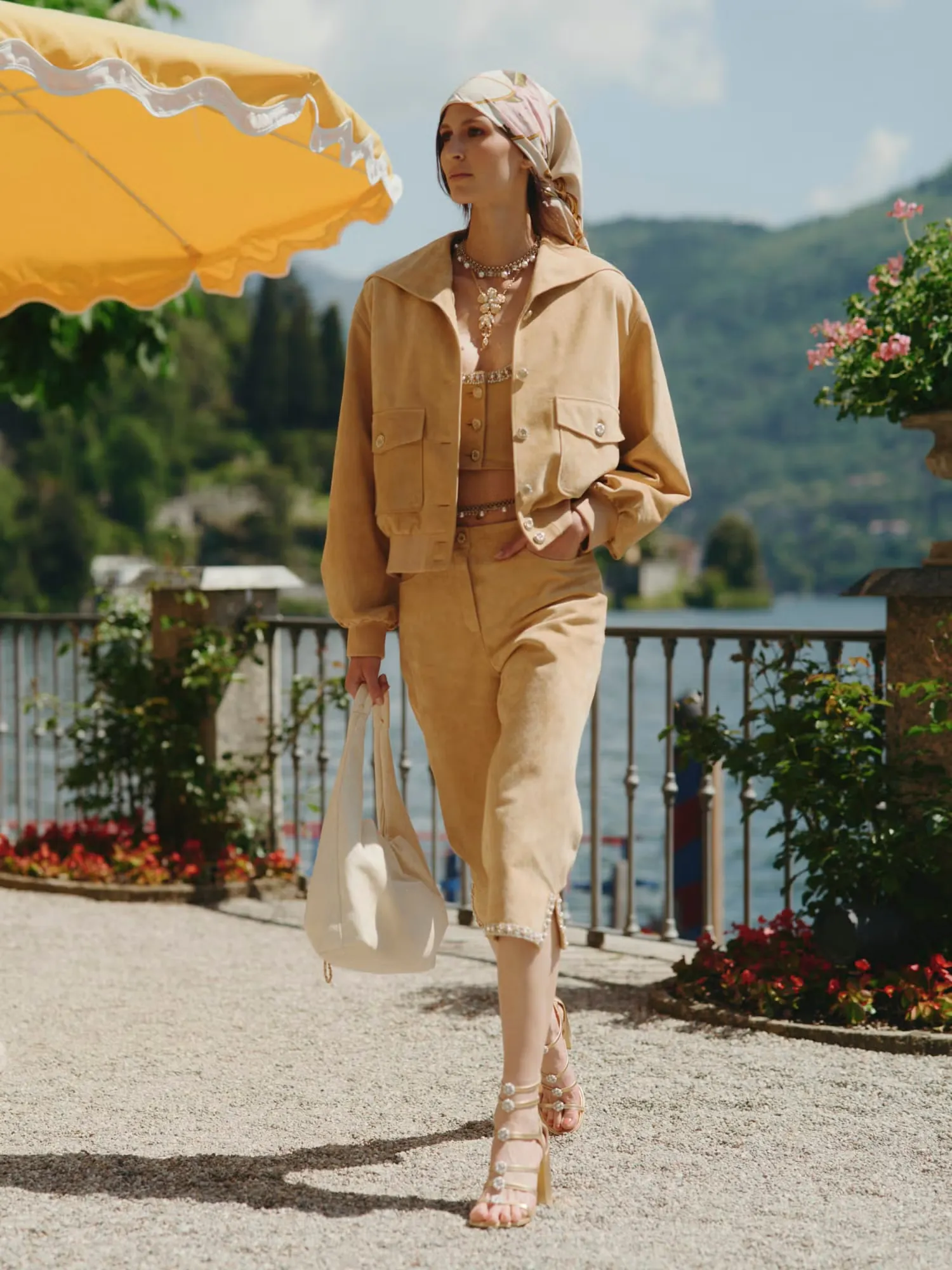 Show diễn Cruise 2025/26 của CHANEL sẽ diễn ra tại Hồ Como, Ý. Tâm điểm là chiếc túi xách mới lấy cảm hứng từ kem Ý với các chi tiết nổi bật.