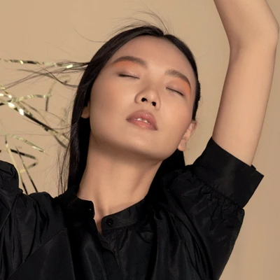 elle lắng nghe cô gái đứng nhắm mắt