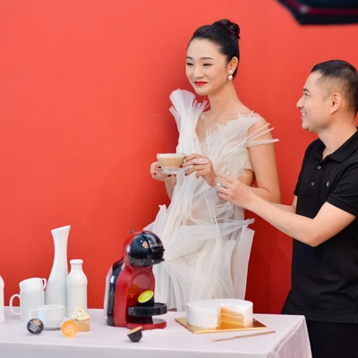 Dzũng Yoko tận tình hướng dẫn người mẫu tạo dáng