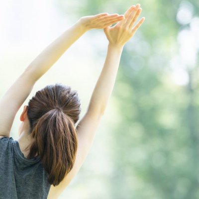 Cô gái và cánh tay thon gọn