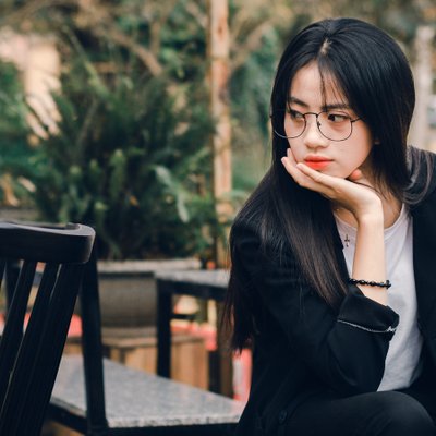 cô gái ngồi bên bàn