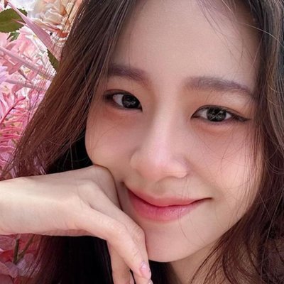 Cô gái châu Á chụp hình với hoa, skincare