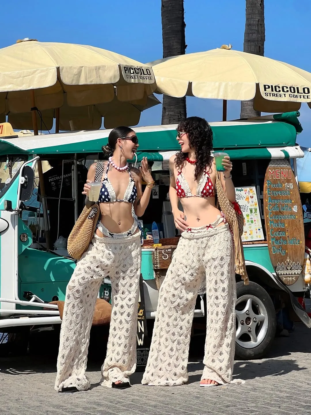 Phong cách "nửa kín nửa hở" đầy bí ẩn khi diện bikini cùng với những chiếc quần ống rộng.