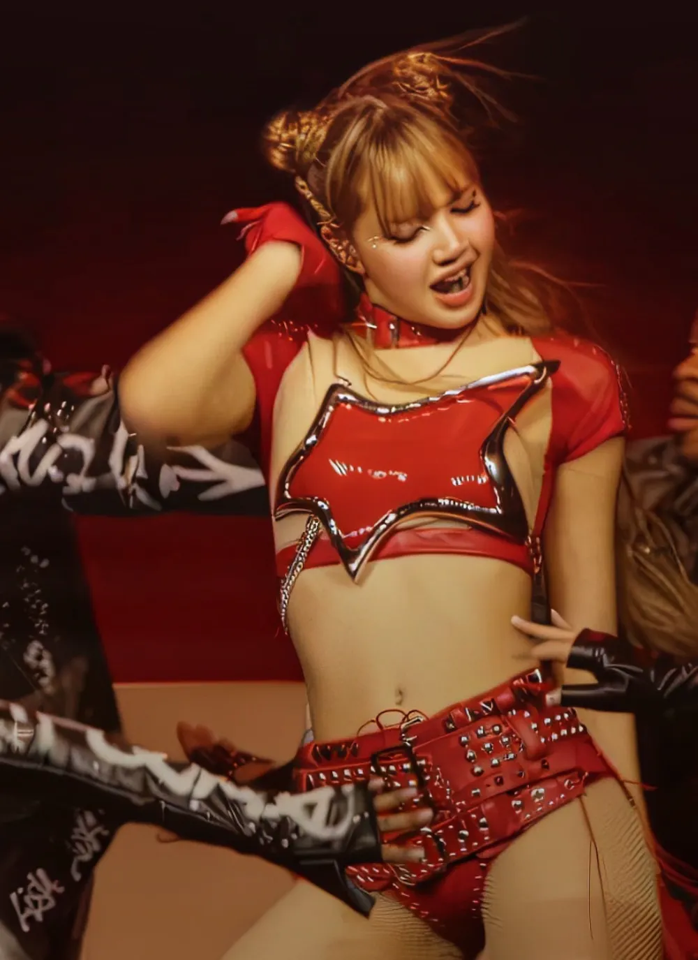 lisa diện áo croptop