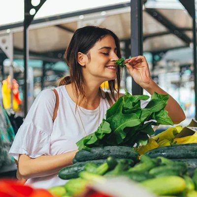 Magie - Cô gái đang chọn rau củ