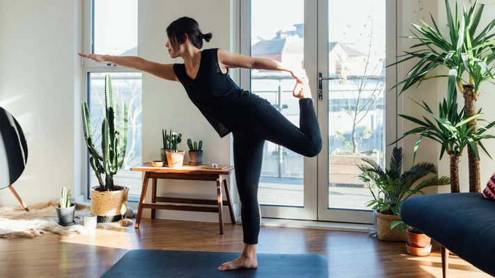 Cô gái tập yoga