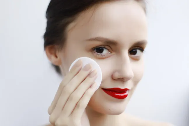 Nước tẩy trang - bí mật vẻ đẹp mộng mơ của cô gái Pháp