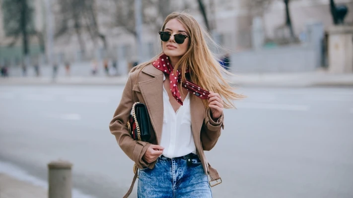 cô gái diện kính mát mùa Hè và áo khoác màu nâu