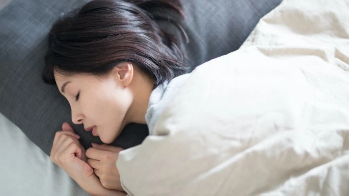 cô gái đang ngủ tập thể dục