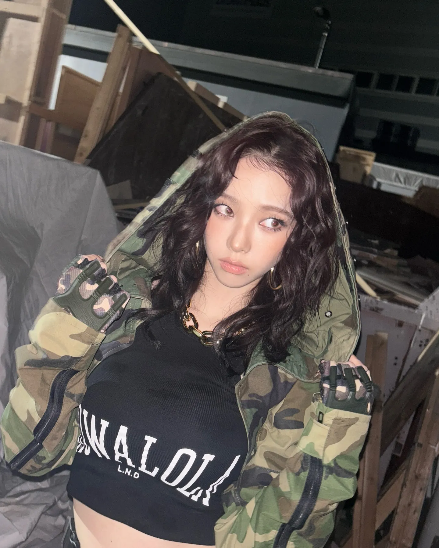 Karina diện áo khoác họa tiết camo 