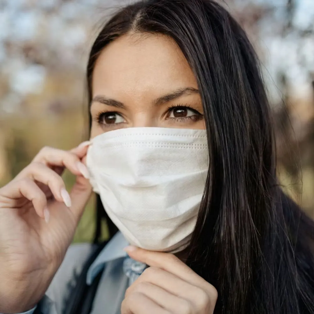 Đeo khẩu trang khiến mụn cằm xuất hiện