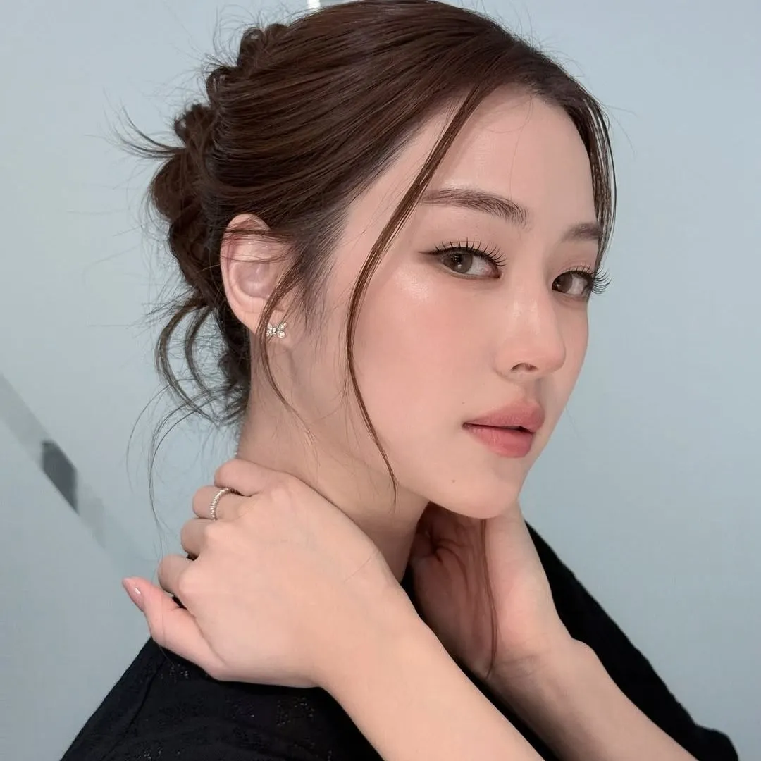 người mẫu với làn da căng bóng không tỳ vết