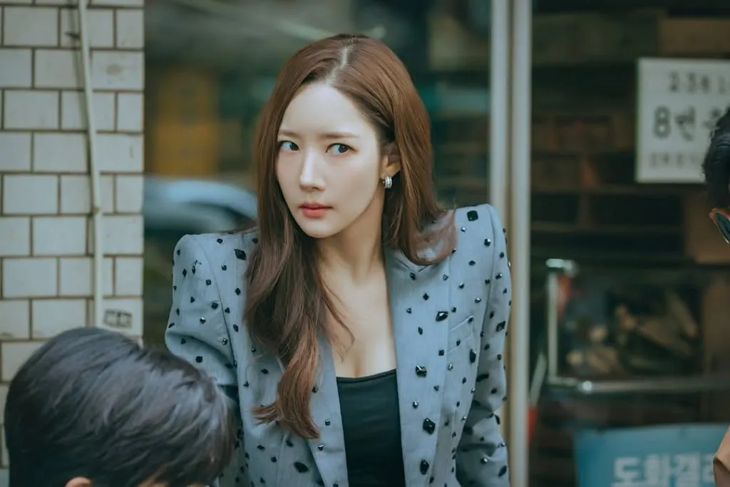 Park Min Young diện vest hoạ tiết trong "<mark class=